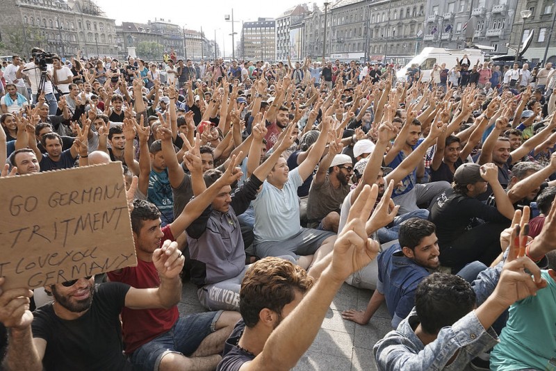 <p>Jóvenes refugiados sirios protestan frente a la estación de tren de Keleti en Budapest en septiembre del 2015.</p>