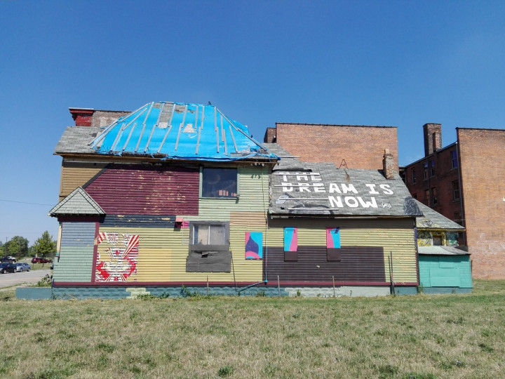 <p>Intervención artística en una casa abandonada de Detroit.</p>