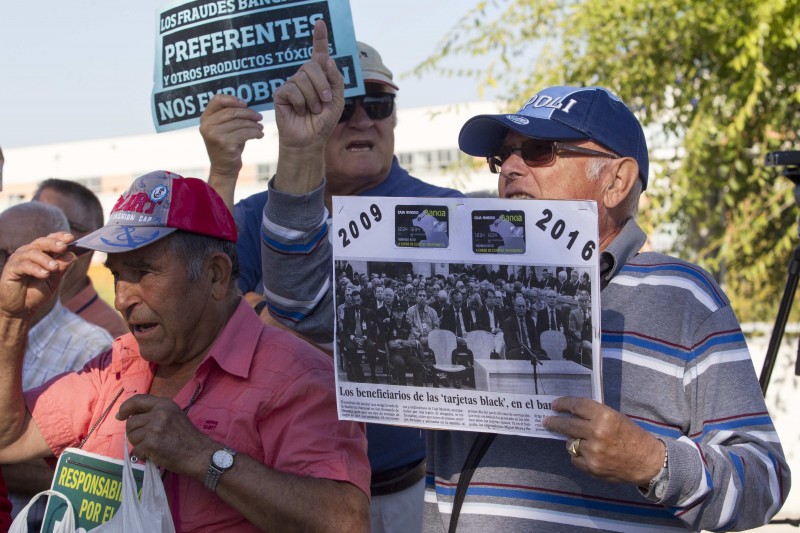 <p>Manifestantes en la puerta de la Audiencia Nacional el 30 de septiembre.</p>