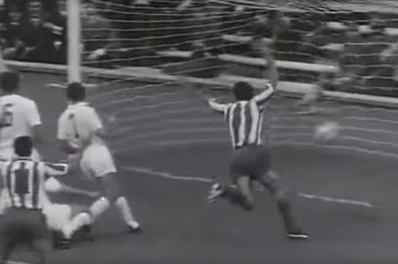 <p>Luis Aragonés celebra el primer gol marcado en el Calderón, en el Atleti-Valencia del 1 de octubre de 1966.</p>