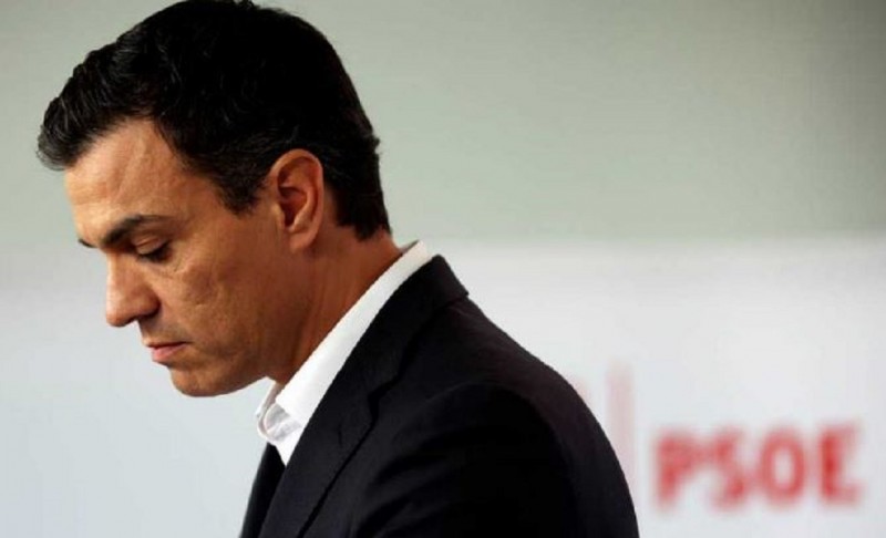 <p>Pedro Sánchez interviene ante los medios para presentar su dimisión.</p>