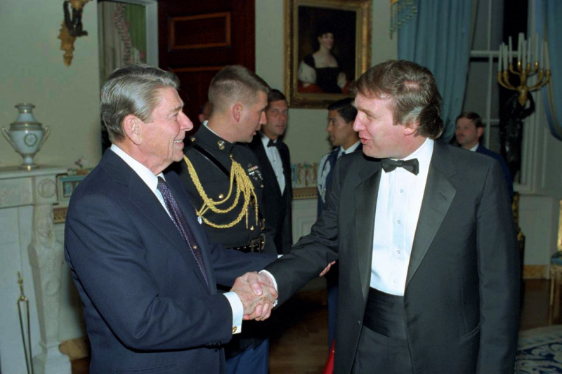 <p>Donald Trump con el expresidente Ronald Reagan en una recepción en la Casa Blanca en 1987.</p>