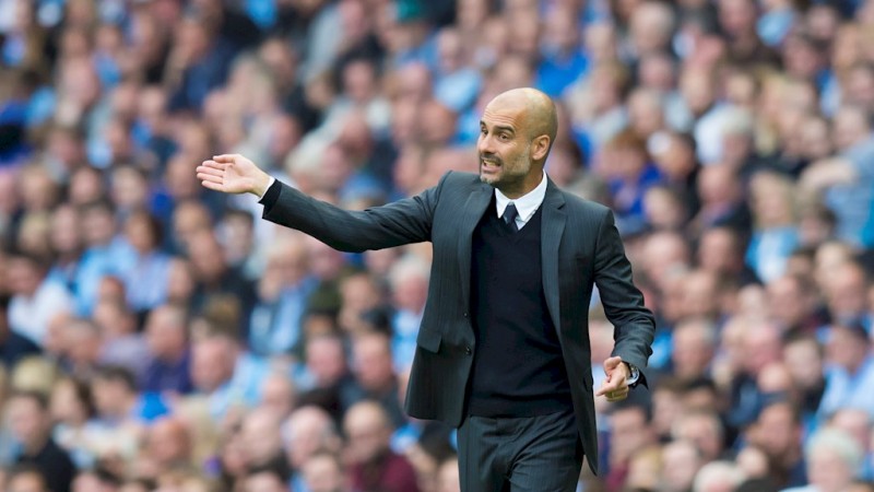 <p>El entrenador Pep Guardiola da indicaciones durante un partido del Manchester City.</p>