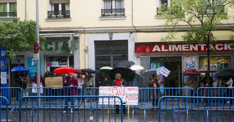 <p>Militantes del PSOE piden el No a Rajoy, frente a Ferraz este domingo 23 de octubre.</p>