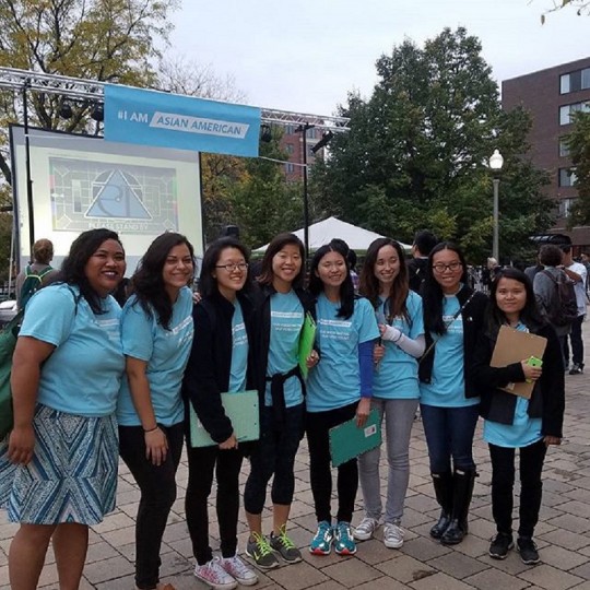 <p>Voluntarias de #IAmAsianAmerican antes del concierto organizado por este movimiento a mediados de octubre en Chicago para movilizar a los votantes.</p>