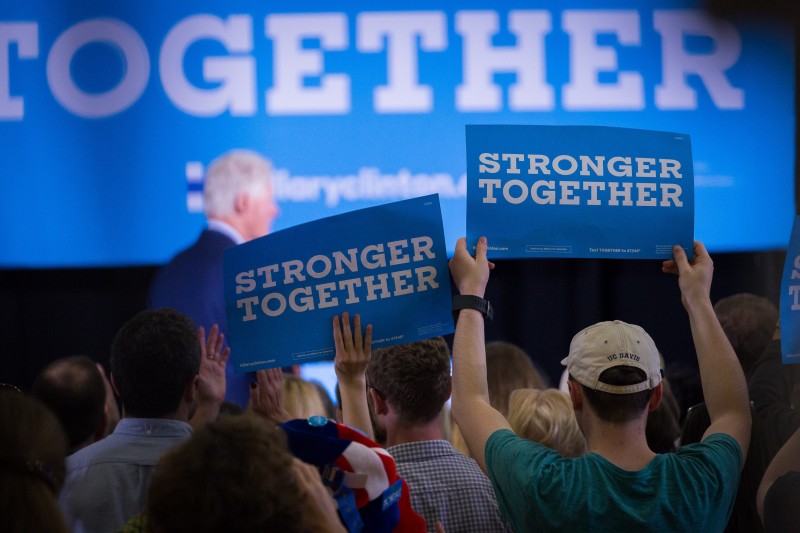 <p>Asistentes a un mitin de Hillary Clinton en Charlotte, el 30 de octubre, ondean carteles con lemas de la campaña Hillary for America. </p>