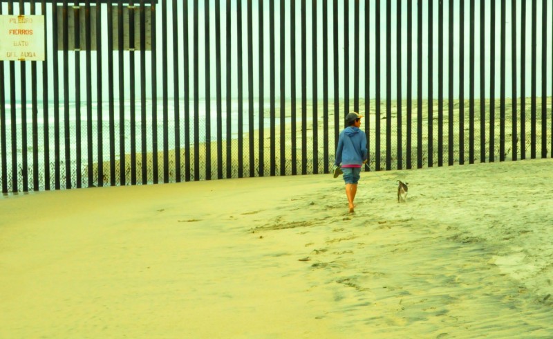 <p>Valla de Tijuana, que marca la frontera entre Estados Unidos y México en la playa.</p>