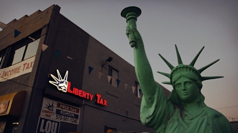 <p>Réplica de la Estatua de la Libertad junto la oficina de impuestos Liberty Tax, en Hazleton.</p>