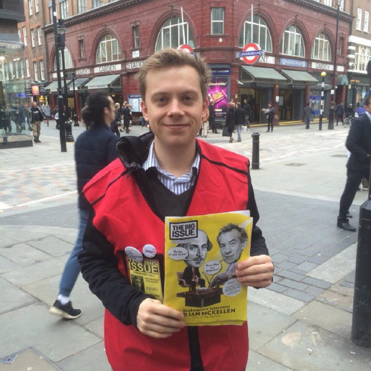 <p>Owen Jones vendiendo ejemplares del semanario 'Big Issue' en Covent Garden, en febrero de 2016.</p>