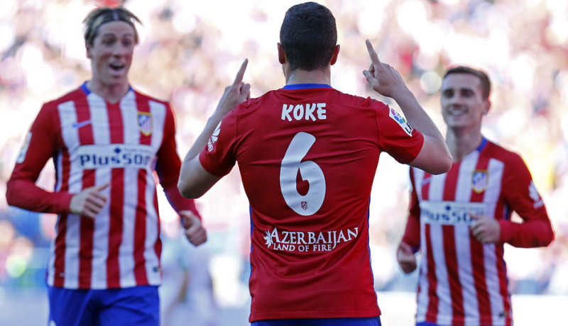 <p>El futbolista Koke, frente a sus compañeros de equipo.</p>