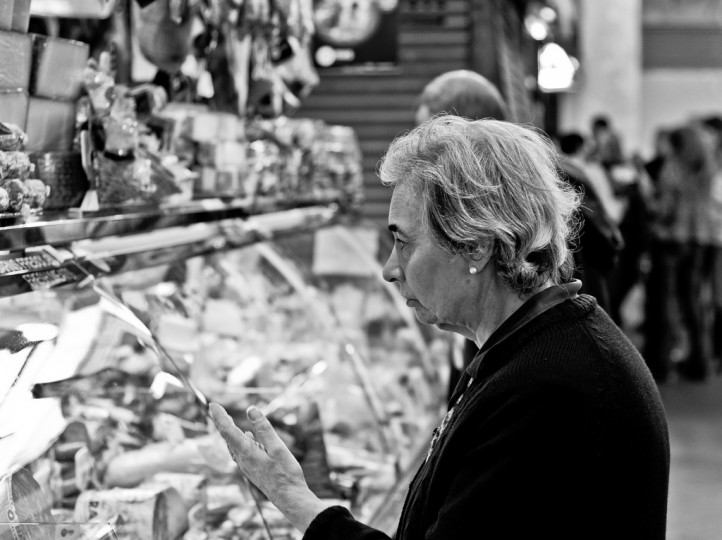 <p>Una mujer compra en el mercado de la Boquería, en Barcelona.</p>