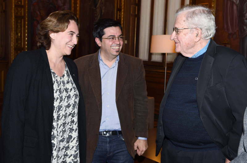 <p>Ada Colau y Gerardo Pisarello junto a Noam Chomsky</p>