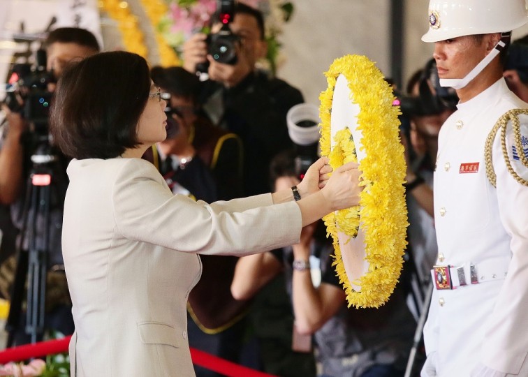 <p>La presidenta Tsai Ing-wen homenajea con una ofrenda floral al Ejército de la República de China (Taiwán) en mayo.</p>