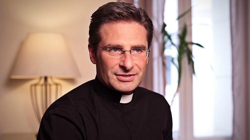 <p>El prelado Krzysztof Charamsa, en el documental <em>Artykuł Osiemnasty</em>.</p>