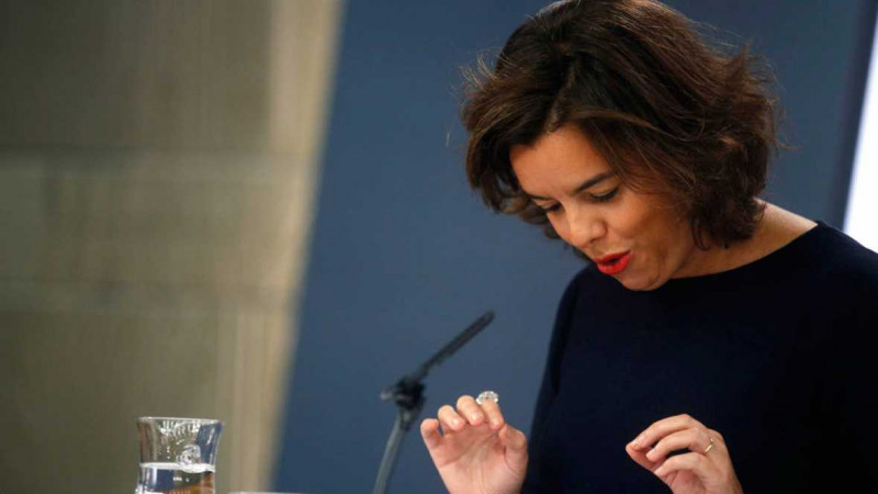 <p>La vicepresidenta del Gobierno, Soraya Sáenz de Santamaría, en una rueda de prensa.</p>