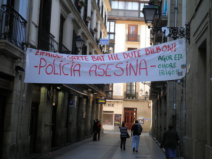 <p>Pancarta en protesta por la muerte de Íñigo Cabacas en una calle de Bilbao</p>