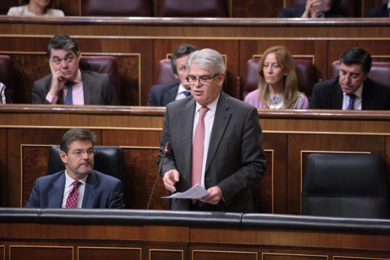 <p>El ministro de Asuntos Exteriores respondiendo a Pablo Bustinduy durante la sesión de control</p>