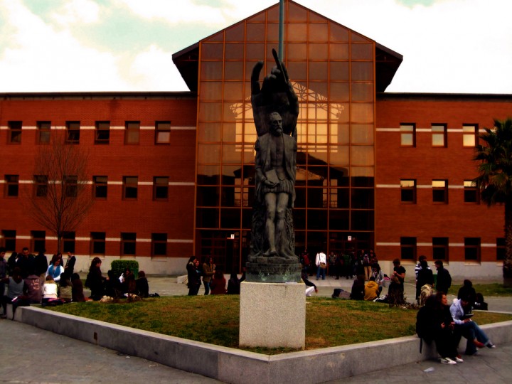 <p>Estatua dedicada a Miguel de Cervantes a la entrada del Campus de Vicálvaro de la URJC</p>