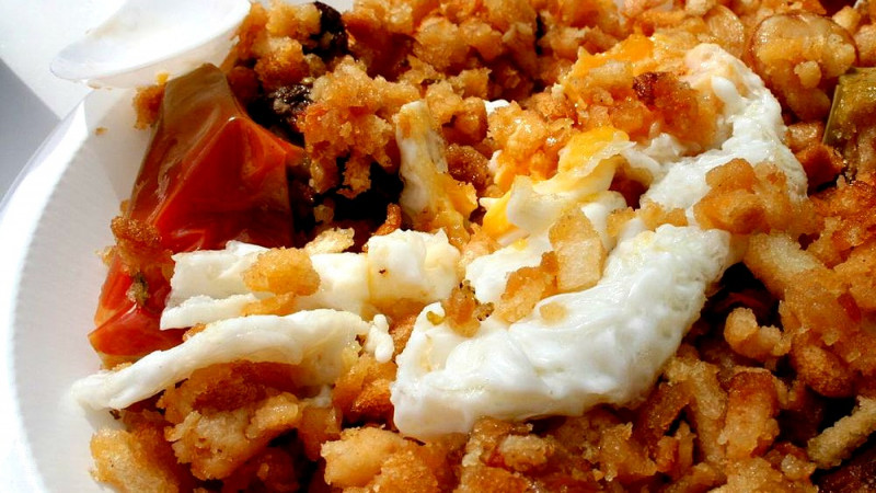 <p>Plato de migas con huevo.</p>