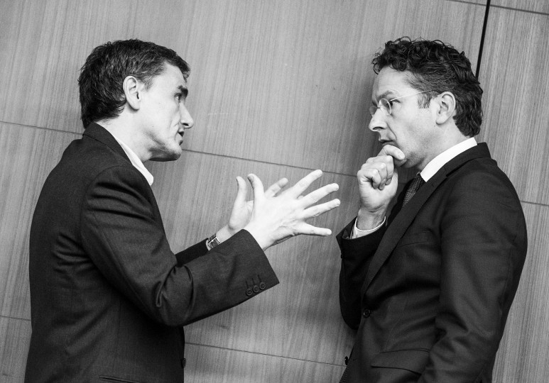 <p>El ministro de Finanzas griego, Euclides Tsakalotos, conversa con el presidente del Eurogrupo, Jeroen Dijsselbloem, durante la reunión de este órgano el pasado 7 de diciembre.</p>