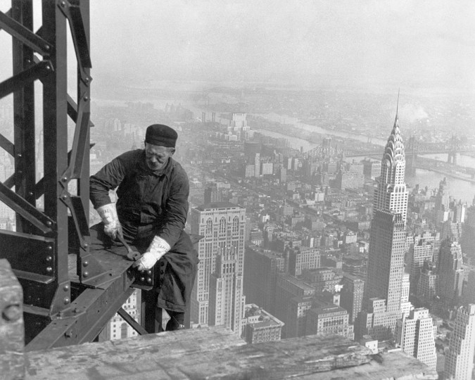 <p>Un obrero atornilla una de las estructuras del Empire State Building en 1930.</p>