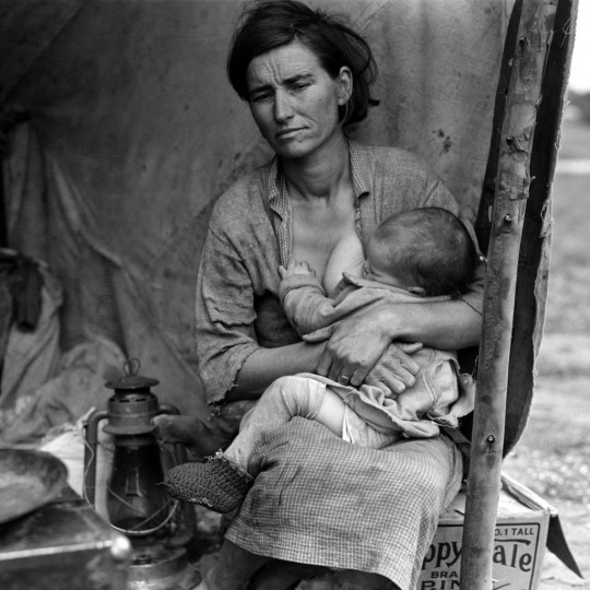 <p>Florence Owens amamanta a su hija Norma en Nipomo, California. Serie <em>Madre migrante, </em>1936<em>.</em></p>