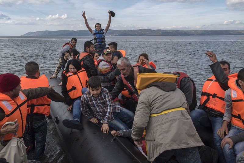 <p>Llegada de un bote con refugiados sirios a la isla de Lesbos (Grecia), en diciembre de 2015.</p>