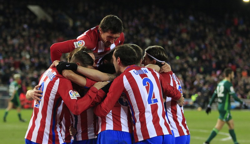 <p>Los jugadores del Atlético de Madrid celebran el gol de Nico Gaitán en el partido contra el Betis. </p>