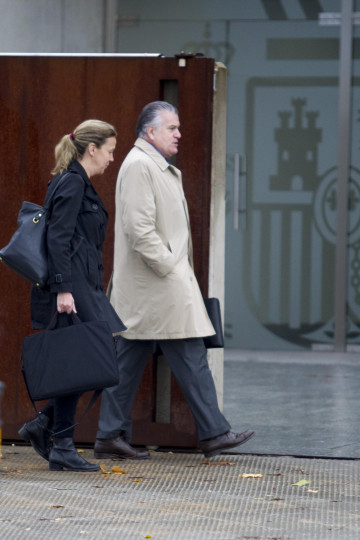 <p>Luis Bárcenas, llegando a la Audiencia Nacional con una de sus asistentes. </p>