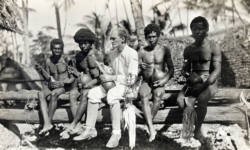 <p>El antropólogo Bronislaw Malinowski, con un grupo de nativos de las islas Trobriand en 1918.</p>