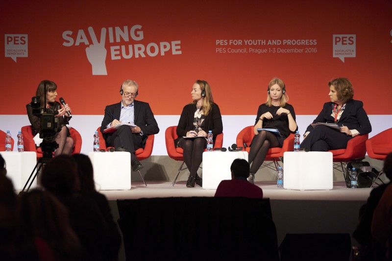 <p>Christine Revault d'Allonnes Bonnefoy, Jeremy Corbyn, Marije Laffeber, Maria Maltschnig y Evy Christofilopoulou en el consejo 'Salvando Europa' del Partido de los Socialistas Europeos. Praga, diciembre de 2016.  </p>