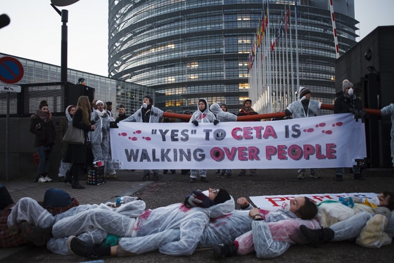 <p>Ciudadanos protestando ante el Parlamento Europeo en Estrasburgo antes del voto final del CETA</p>