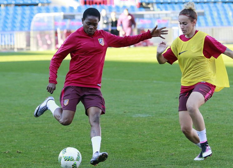 <p>Dos jugadoras del Atlético de Madrid Femenino, en un entrenamiento en el Vicente Calderón.</p>