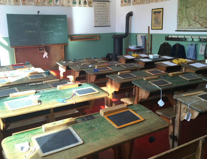 <p>Imagen de un aula antigua en una escuela. </p>