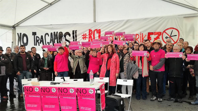 <p>Los huelguistas se distinguen por sus camisetas rosas en un acto público de apoyo</p>