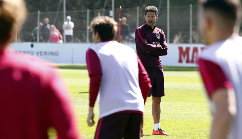 <p>El Cholo Simeone dirige un entrenamiento del equipo en el Cerro del Espino. </p>