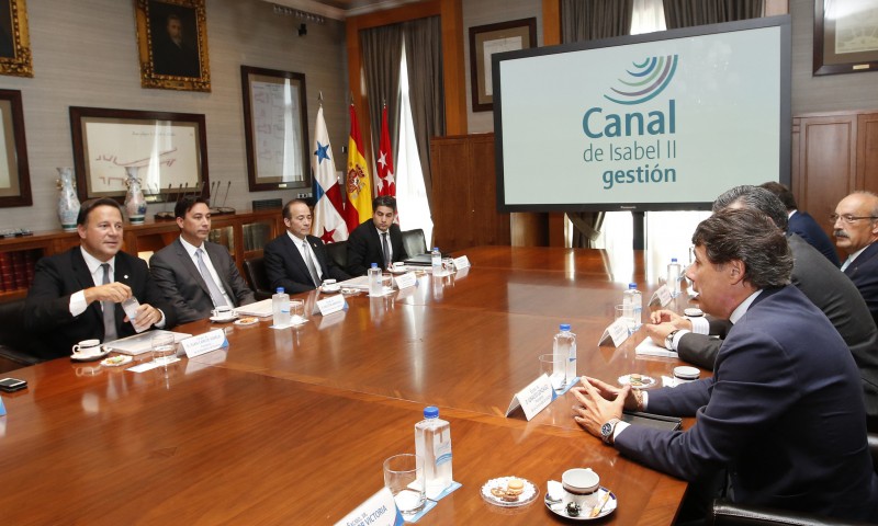 <p>El expresidente de la Comunidad de Madrid, Ignacio González (derecha), y el presidente de la República de Panamá, Juan Carlos Varela (izquierda), en una visita el Centro de Control de Canal de Isabel II Gestión. 2014. </p>