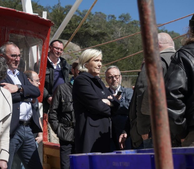 <p>Marine Le Pen conversa con un grupo de pescadores el pasado 31 de marzo en la localidad bretona de Erquy.</p>