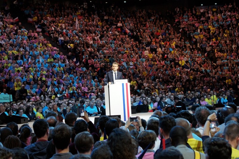 <p>Emmanuel Macron se dirige a sus simpatizantes en el mitin de Bercy (París) el pasado 17 de abril.</p>