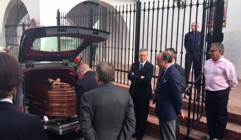 <p>Alberto Ruiz-Gallardón, en el centro de la imagen, durante el funeral de José Utrera Molina en Nerja, Málaga. </p>