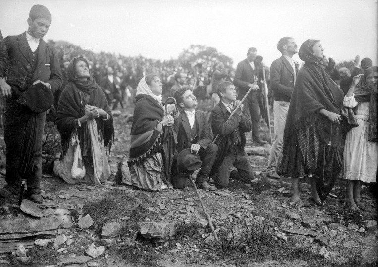 <p>Varias personas miran al cielo durante el Milagro del Sol. Fátima, 3 de octubre de 1917. </p>