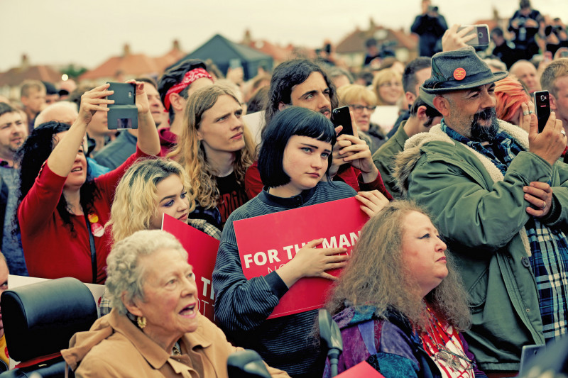 <p>Seguidores del Partido Laborista en un mitin de Jeremy Corbyn en West Kirby, Reino Unido. Mayo de 2017.</p>