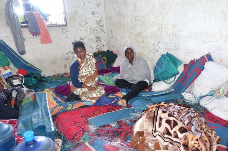 <p>Dos mujeres encarceladas en un centro detención al oeste de Misrata. En esta prisión hay encerradas unas 40 personas.</p>