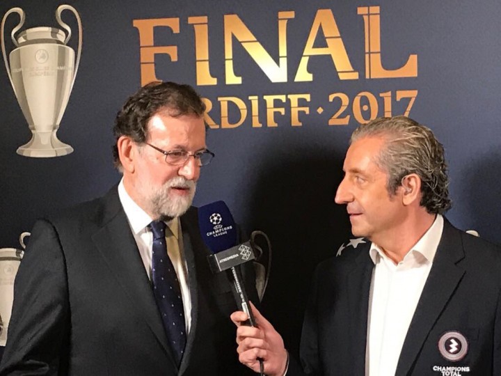 <p>Rajoy responde a Pedrerol durante la final de Champions en Cardiff.</p>