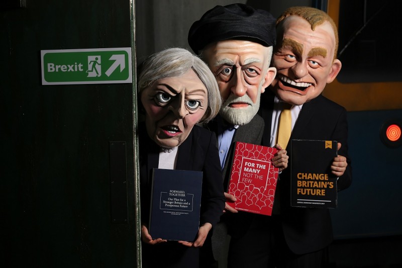 <p>Tres actores disfrazados de Theresa May, Jeremy Corbyn y Tim Farron, en una de las atracciones, Poll-tergeist del Thorpe Park en el condado de Surrey.</p>