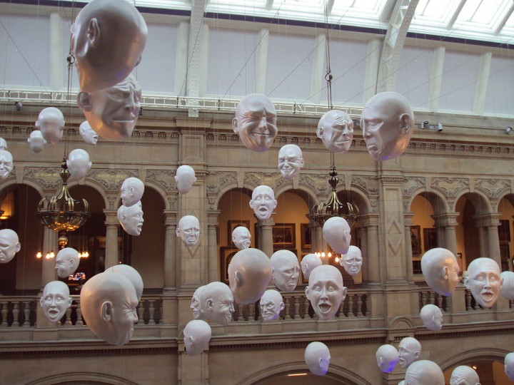 <p>Instalación artística en una de las salas del museo Kelvingrove, de Glasgow, en 2010.</p>
