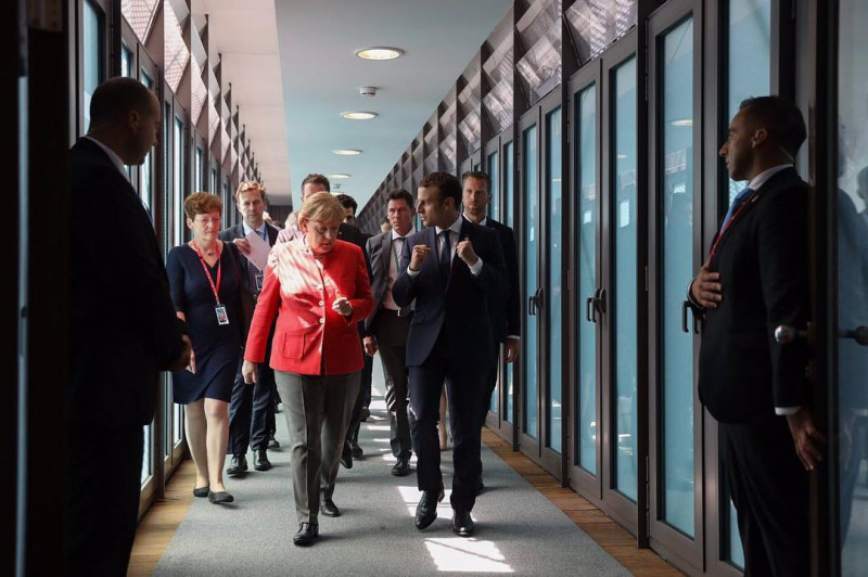 <p>Angela Merkel y Emmanuel Macron conversan en el Consejo Europeo el pasado 23 de junio. </p>