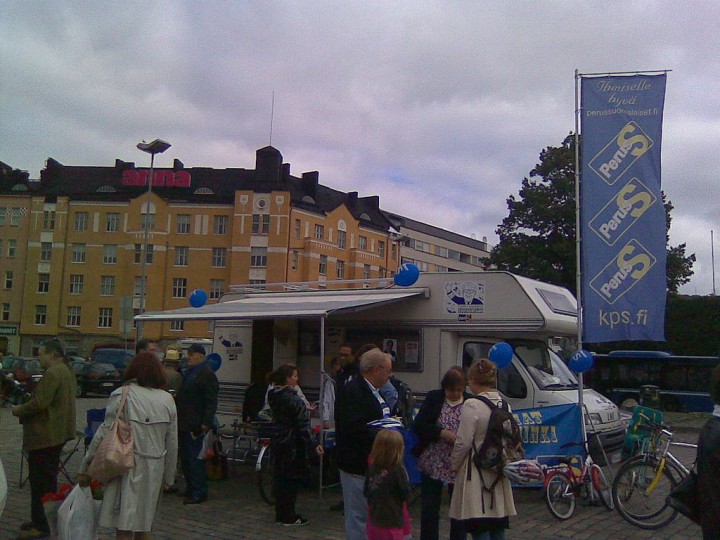 <p>Stand del partido Verdaderos Finlandeses (<em>Perussuomalaiset</em>) en la plaza Hakaniemi, Helsinki. 2010.</p>