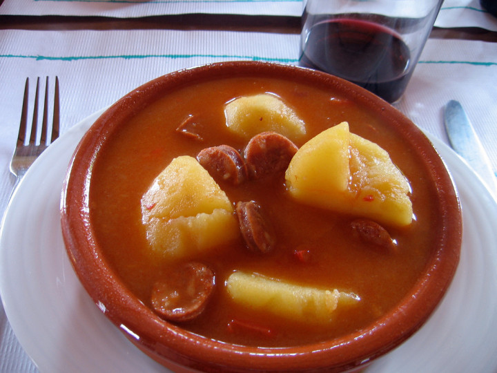 <p>Plato de patatas a la riojana.</p>