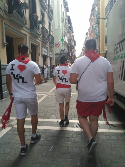 <p>Dos hombres visten camisetas con mensajes machistas en San Fermín.</p>